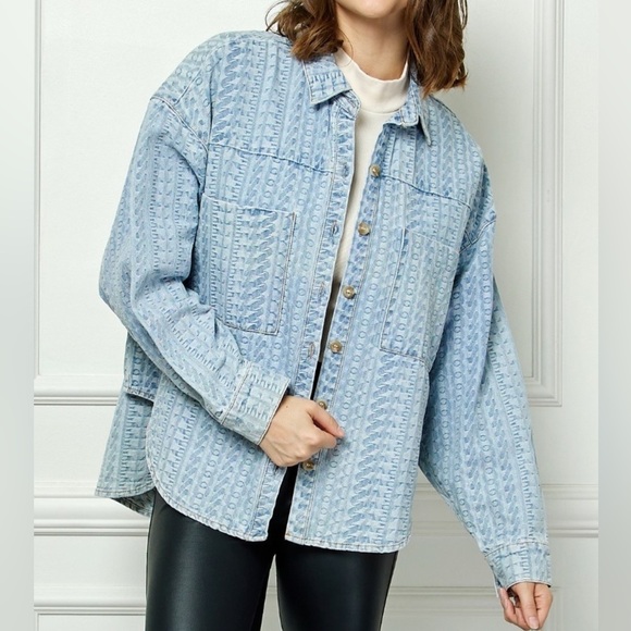 veveret Tops - NEW Veveret Light Wash Geometric Abstract Textured Button Front Denim Top